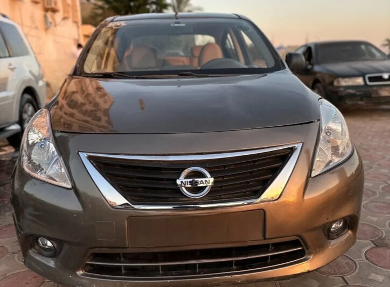 نيسان صني 2014 سيدان اوتوماتيك 4 سلندر 170,000 كم دفع أمامي ذهبي بنزين