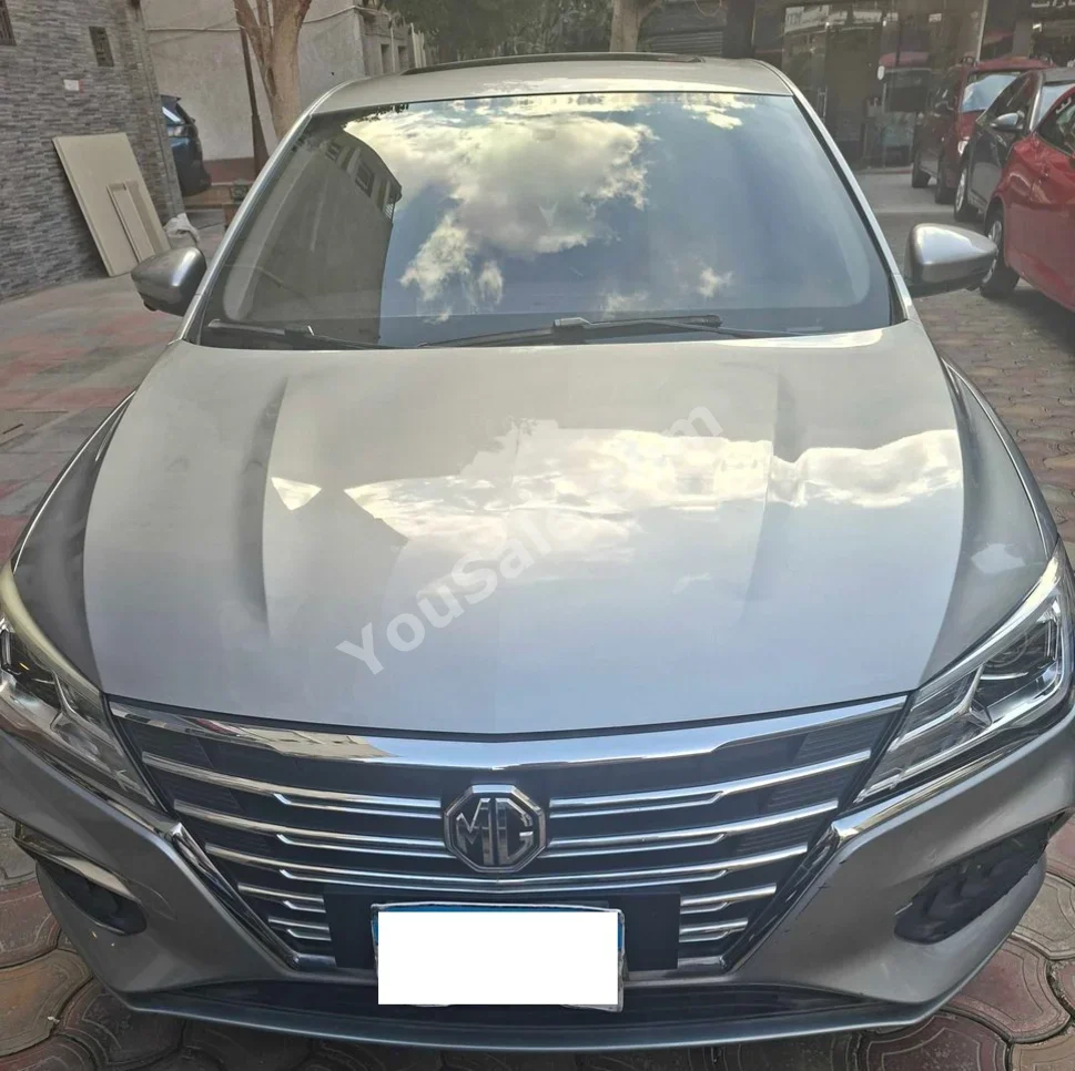 ام جي  ام جي 5  2021  سيدان  اوتوماتيك  4 سلندر  170,000 كم  دفع أمامي  فضي  بنزين