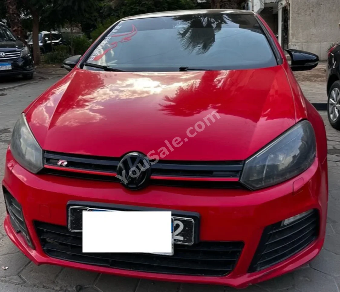فولكس فاجن  جولف  2015  هاتشباك  اوتوماتيك  4 سلندر  130,000 كم  دفع أمامي  أحمر  بنزين