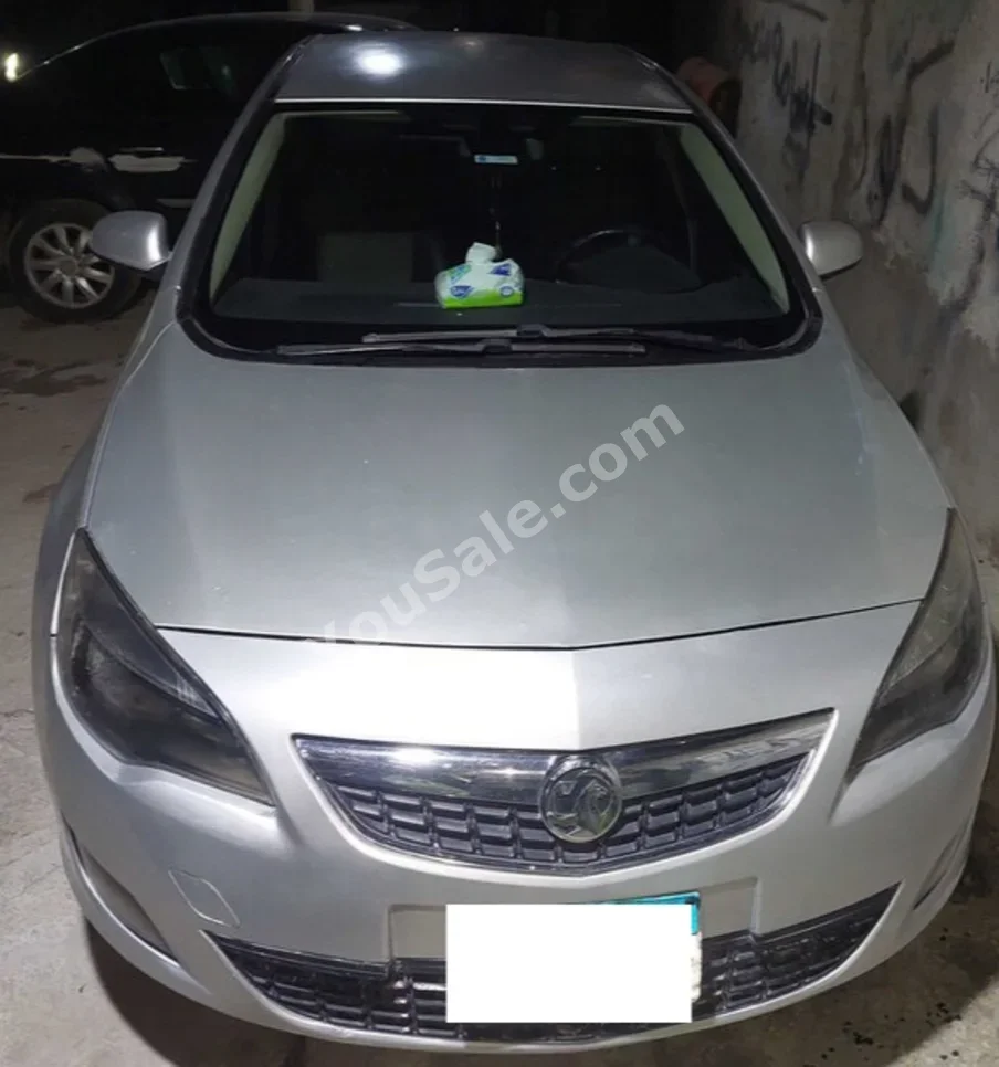 اوبل  استرا  2011  هاتشباك  اوتوماتيك  4 سلندر  270,000 كم  دفع أمامي  فضي  بنزين