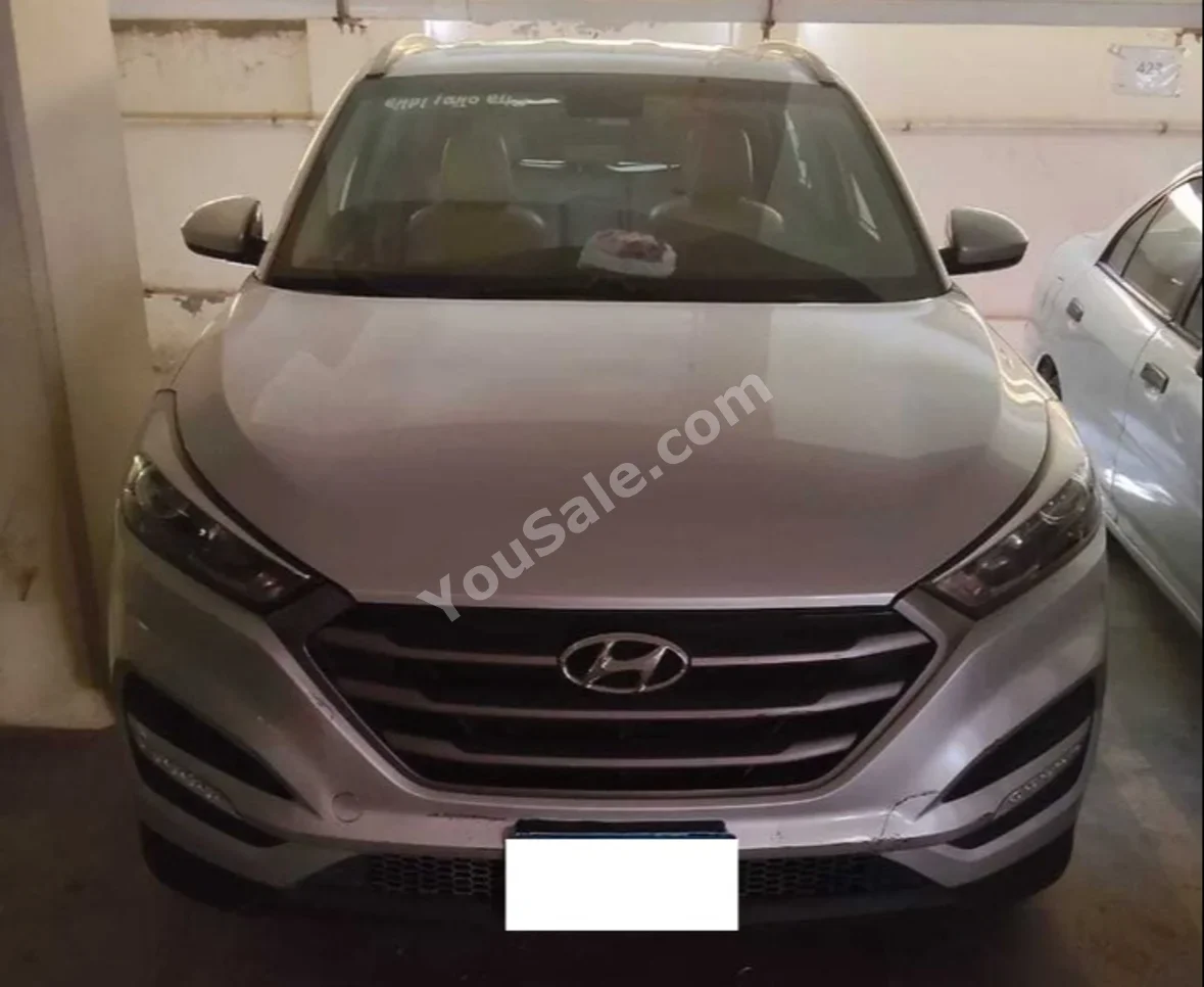 هيونداي  توسان  2018  اس يو في  اوتوماتيك  4 سلندر  150,000 كم  دفع أمامي  فضي  بنزين