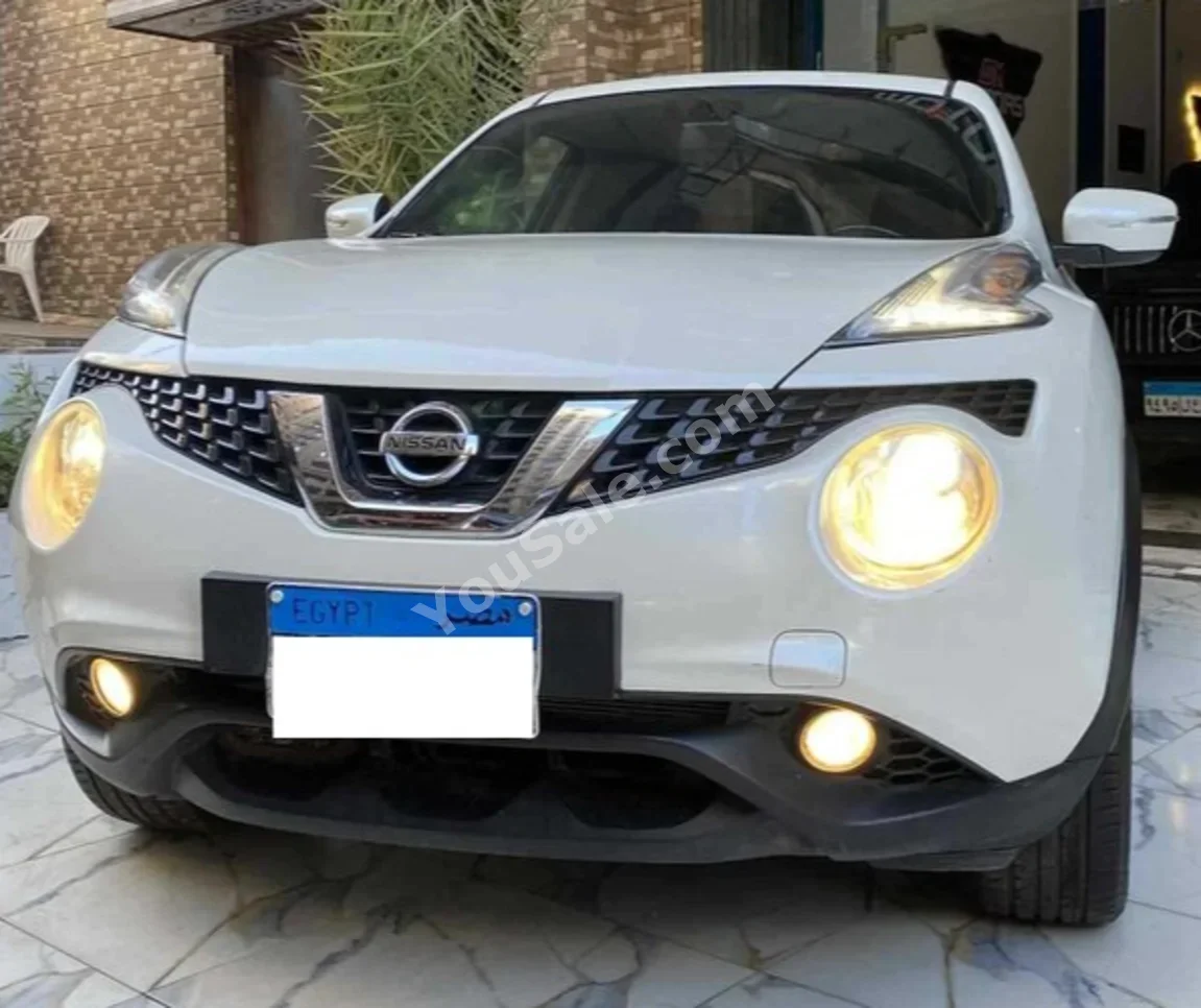 نيسان جوك 2017 هاتشباك اوتوماتيك 4 سلندر 80,000 كم دفع أمامي أبيض لؤلؤي بنزين