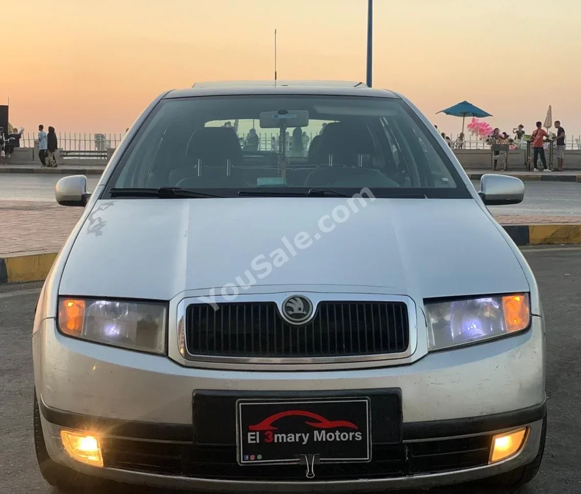 سكودا  فابيا  2001  هاتشباك  اوتوماتيك  4 سلندر  300,000 كم  دفع أمامي  فضي  بنزين