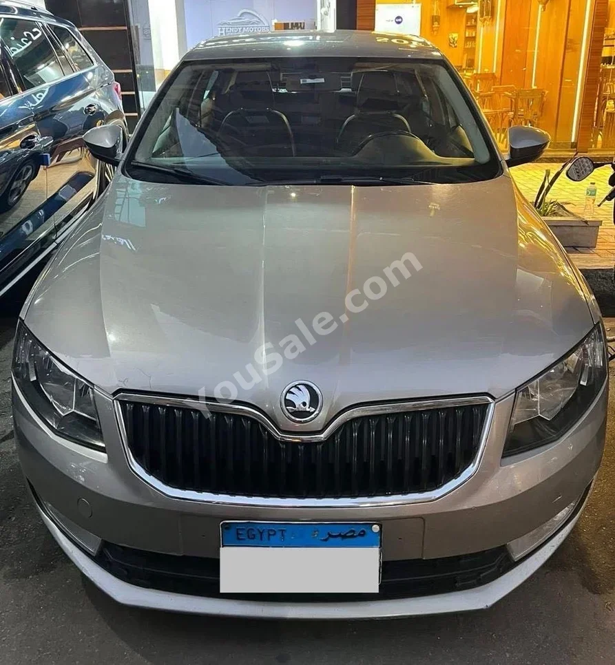 سكودا  أوكتافيا  2014  سيدان  اوتوماتيك  4 سلندر  90,000 كم  دفع أمامي  فضي  بنزين