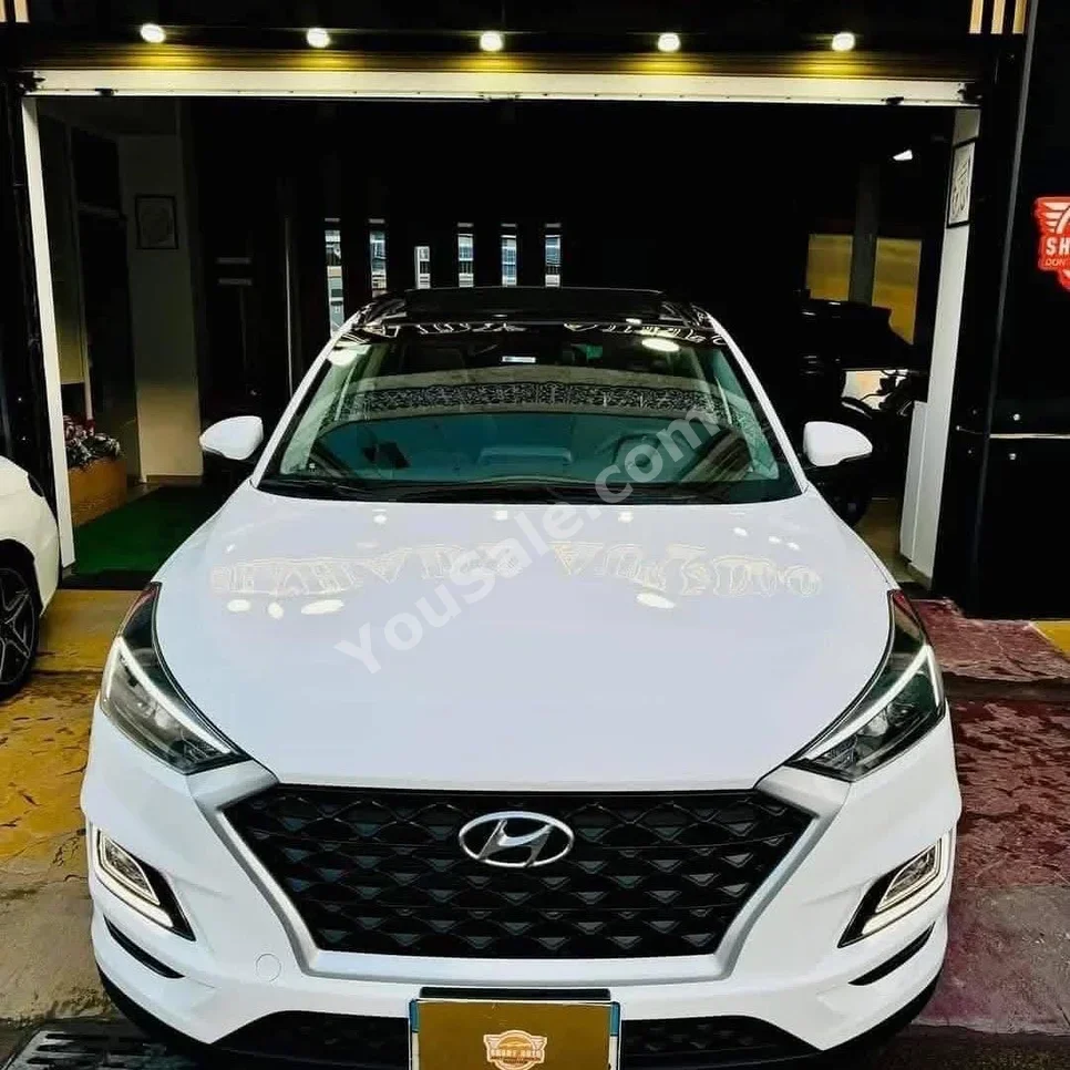 هيونداي  توسان  2019  اس يو في  اوتوماتيك  4 سلندر  90,000 كم  دفع أمامي  أبيض  بنزين