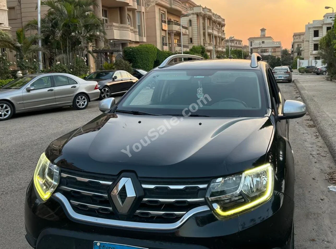 رينو داستر 2019 اس يو في اوتوماتيك 4 سلندر 185,000 كم دفع خلفي أسود بنزين