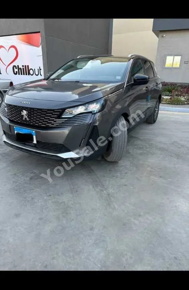 بيجو  5008  4 سلندر  إس يو في 2 في 4  رمادي  2021