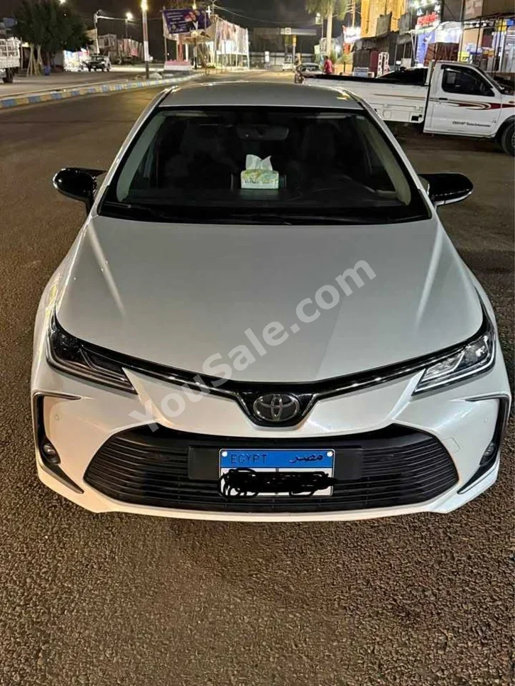 تويوتا كورولا 4 سلندر سيدان أبيض 2022