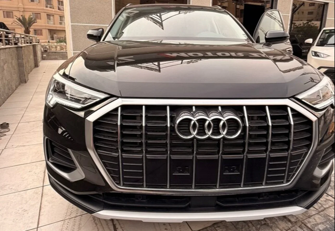 Audi  Q3  2022  Hatchback  Automatic  4 Cylinder  0 Km  FWD  Black  Gasoline