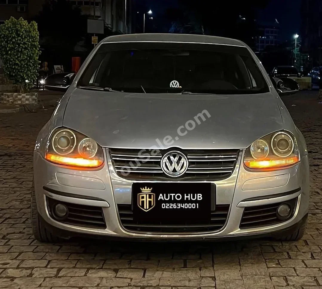فولكس فاجن  جيتا  2008  سيدان  اوتوماتيك  4 سلندر  100,000 كم  دفع أمامي  فضي  بنزين