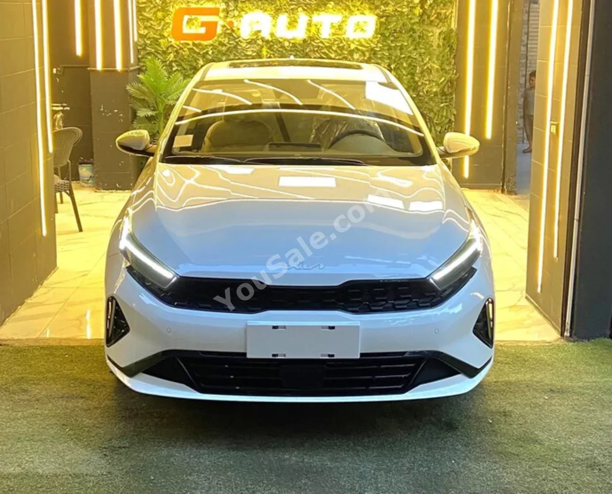 كيا سيراتو 2025 سيدان ستبترونك 4 سلندر 0 كم دفع أمامي أبيض بنزين