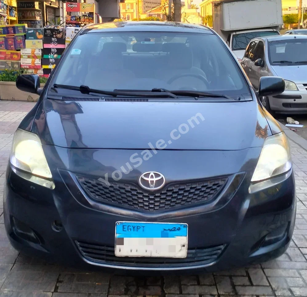 تويوتا ياريس 2008 عادي 250,000 كم دفع أمامي رمادي بنزين