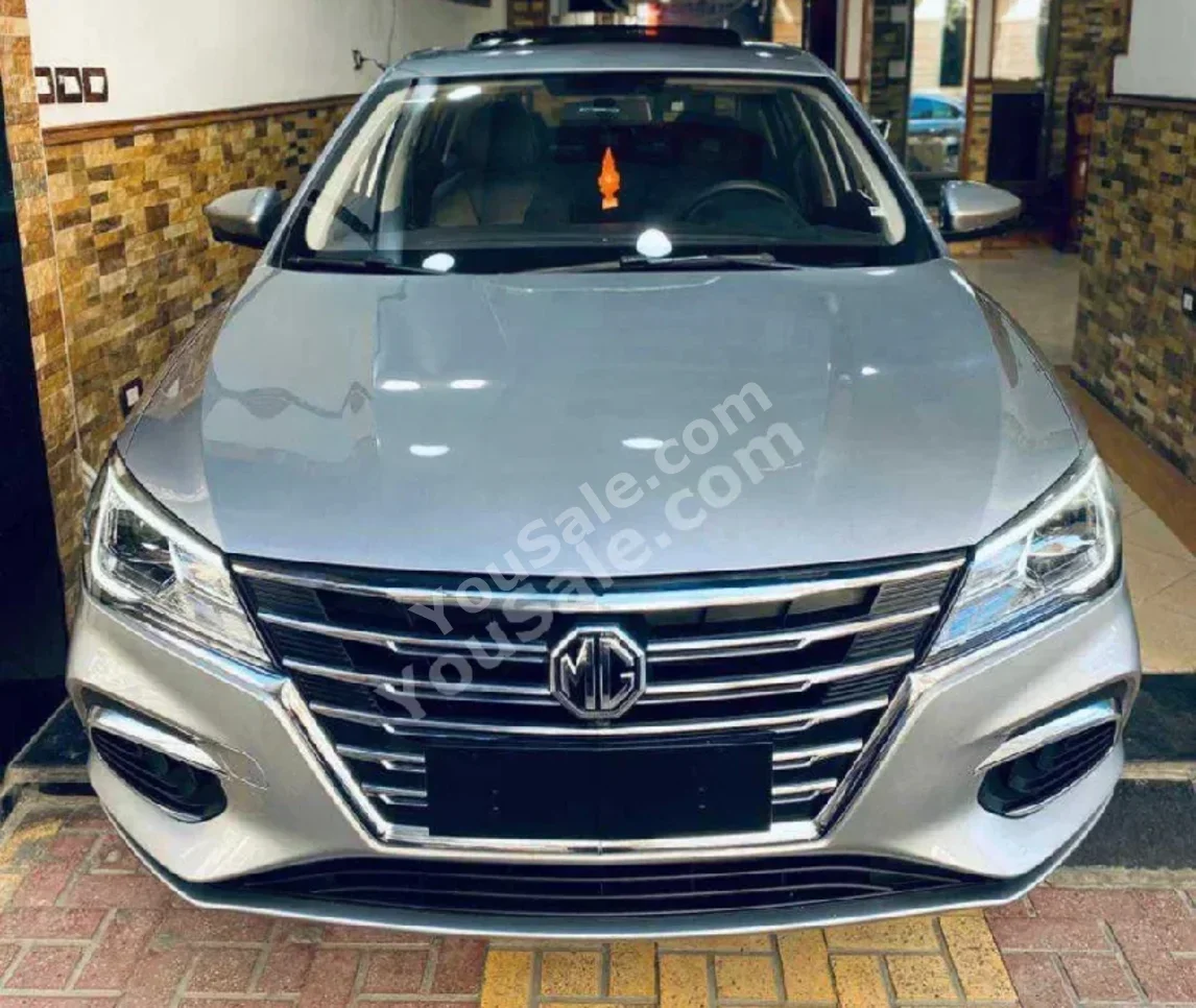 MG MG5 2025 Automatic 6,000 Km FWD Silver Gasoline