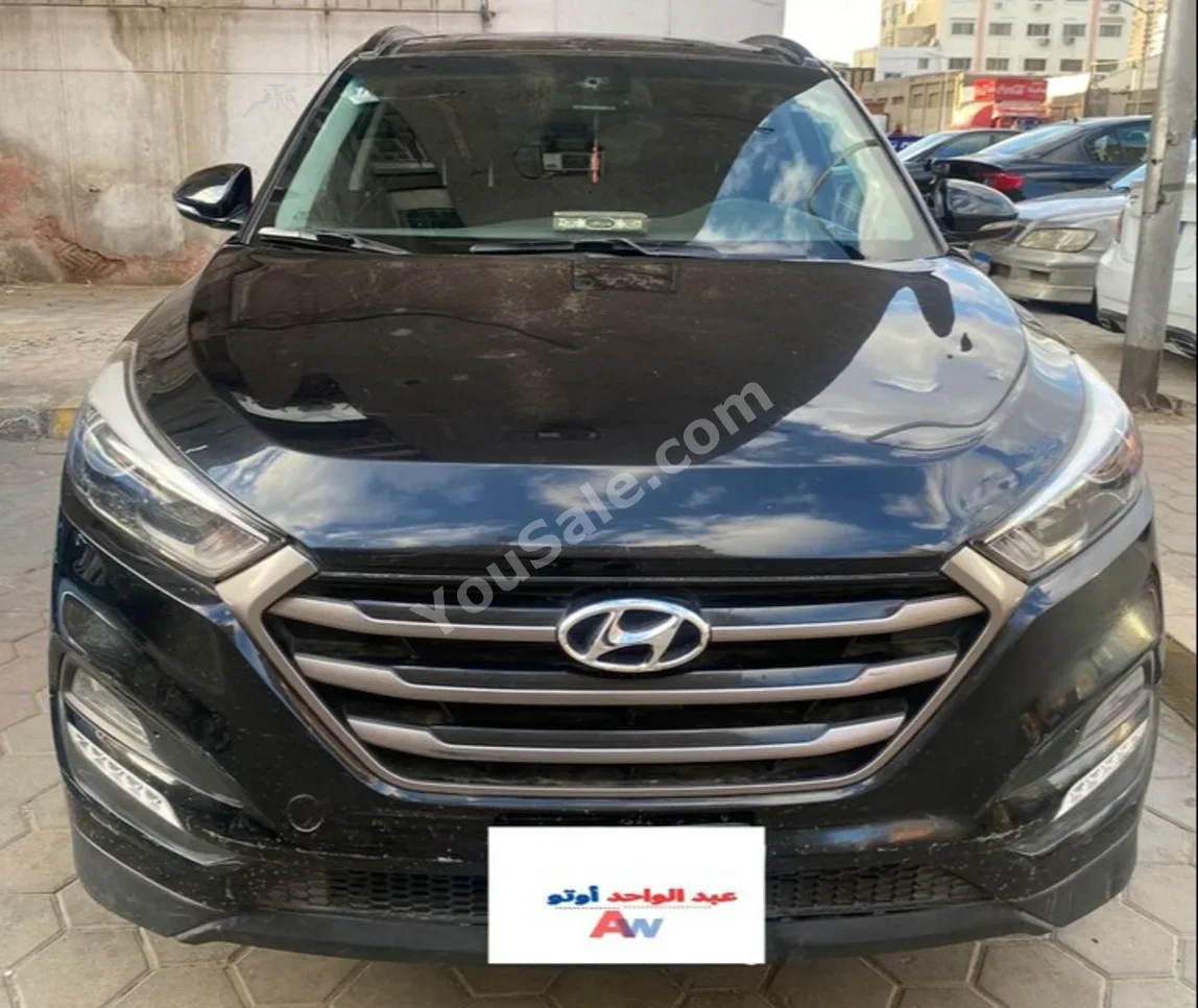 هيونداي  توسان  2017  اس يو في  اوتوماتيك  4 سلندر  180,000 كم  دفع أمامي  أسود  بنزين