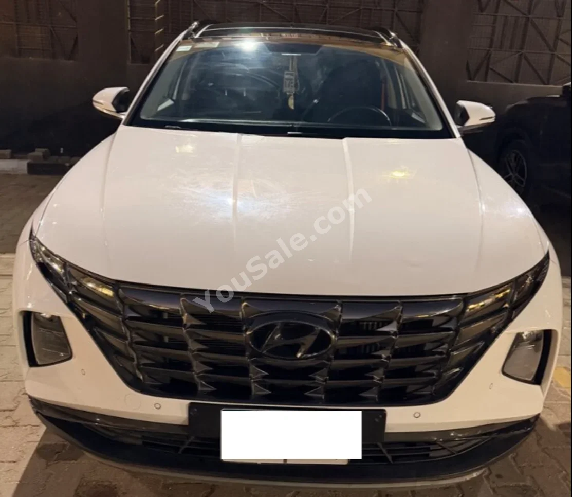 هيونداي  توسان  2023  اس يو في  اوتوماتيك  4 سلندر  74,000 كم  دفع أمامي  أبيض  بنزين