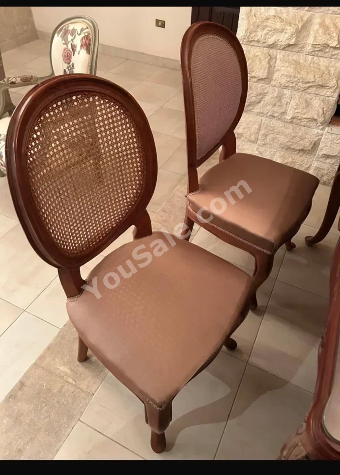 الأرائك والكنب والكراسي