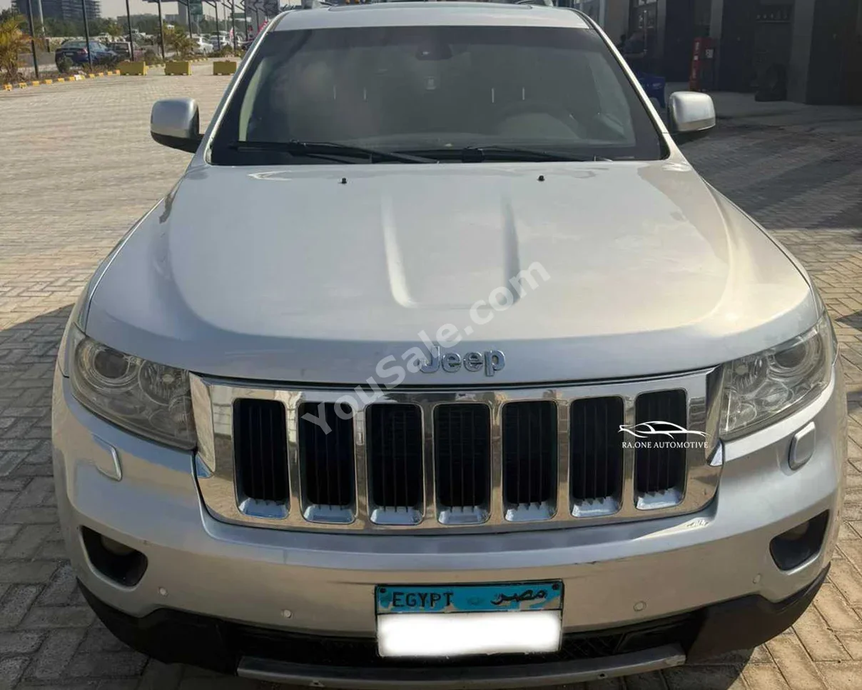 جييب  شيروكي  2012  اس يو في  اوتوماتيك  8 سلندر  218,000 كم  دفع رباعي  فضي  بنزين