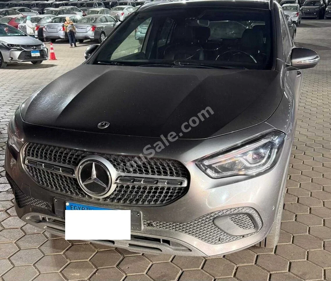 مرسيدس - بنز  GLA-Class  200  2022  اوتوماتيك  175,000 كم  رمادي غامق  بنزين
