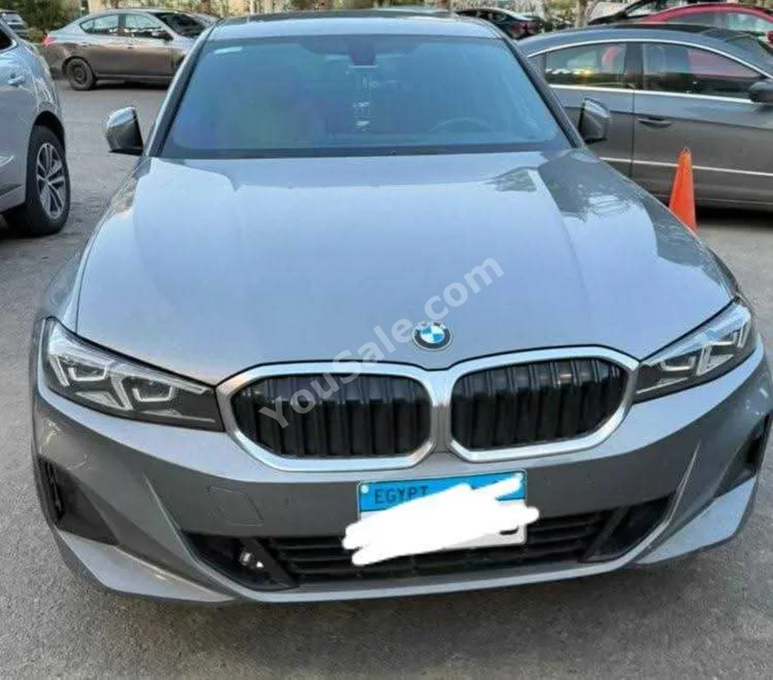 بي ام دبليو  الفئة - الثالثة  320i  2023  اوتوماتيك  44,000 كم  رمادي  بنزين