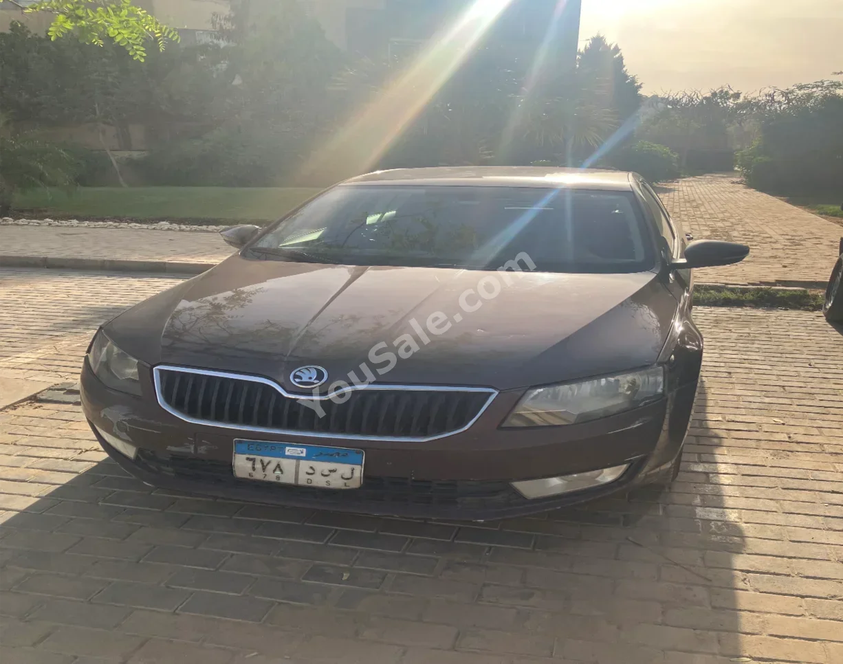 سكودا  أوكتافيا  2015  اوتوماتيك  200,000 كم  دفع أمامي  رمادي  بنزين