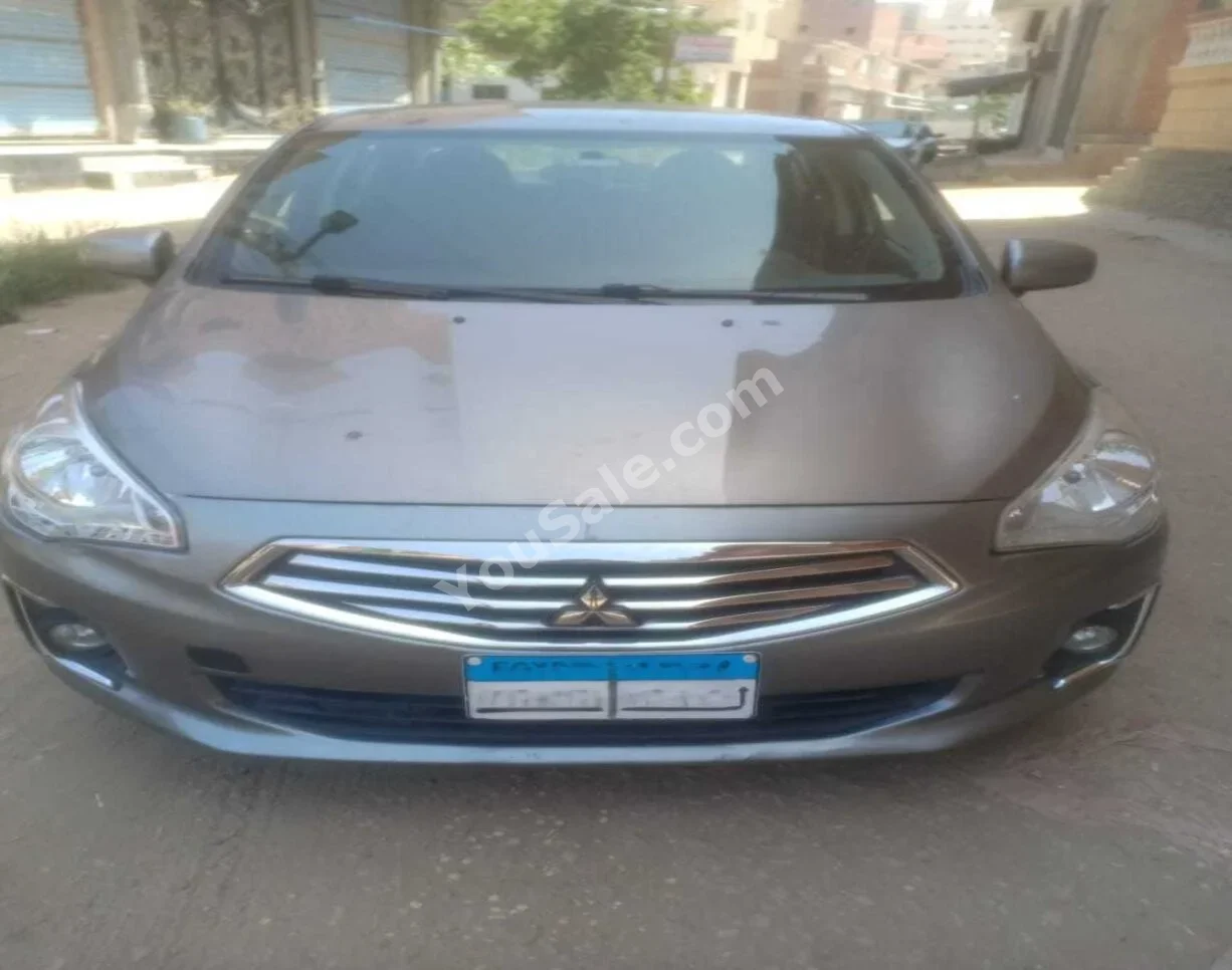 متسوبيشي  أتراج  2015  سيدان  اوتوماتيك  3 سلندر  100,000 كم  دفع أمامي  فضي  بنزين