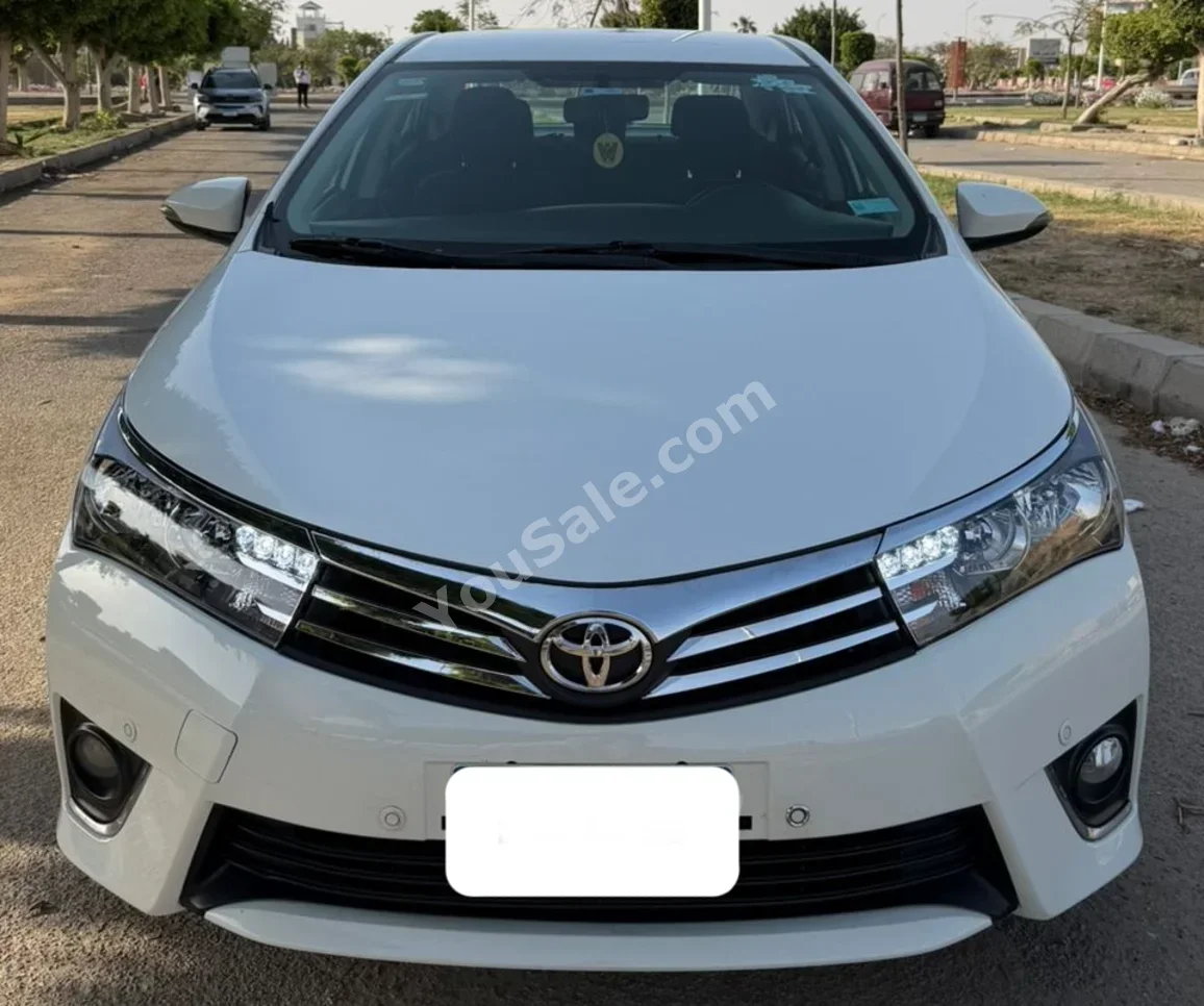 Toyota Corolla 2015 Automatic 180,000 Km White Gasoline