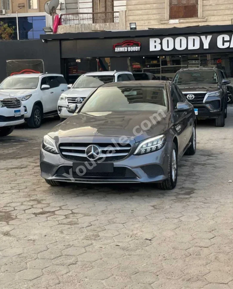 مرسيدس - بنز  سي - كلاس  180  2019  اوتوماتيك  160,000 كم  رمادي  بنزين