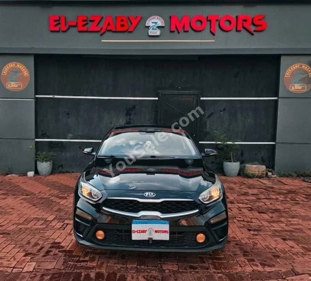 كيا  سيراتو  2021  اوتوماتيك  135,000 كم  دفع أمامي  أسود  بنزين