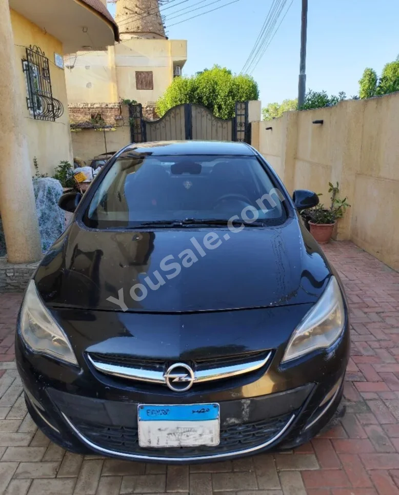 اوبل  استرا  2015  سيدان  اوتوماتيك  153,000 كم  دفع أمامي  اسود مطفي  بنزين