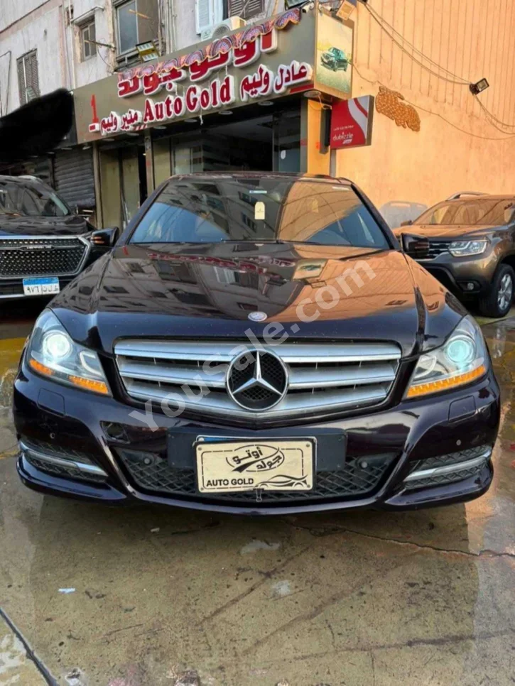 مرسيدس - بنز  سي - كلاس  250  2012  اوتوماتيك  220,000 كم  دفع خلفي  أسود  بنزين