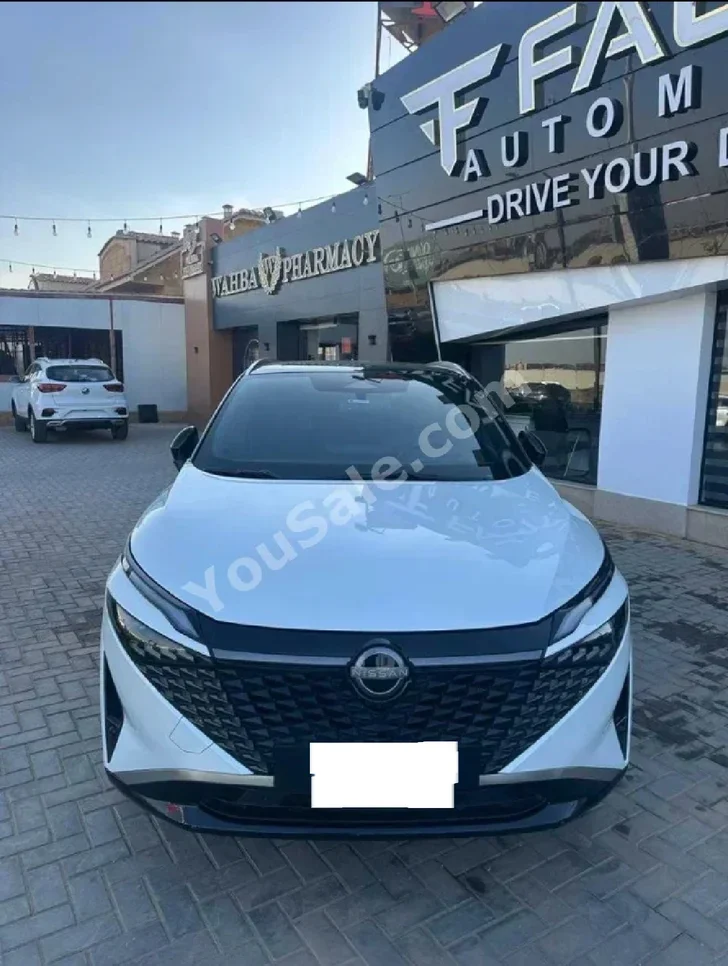 نيسان قشقاي 2025 اوتوماتيك 40,000 كم دفع أمامي أبيض بنزين