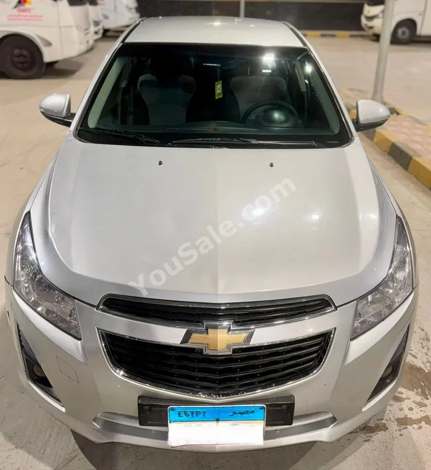شيفروليه  كـروز  2015  سيدان  اوتوماتيك  4 سلندر  180,000 كم  دفع أمامي  فضي  بنزين