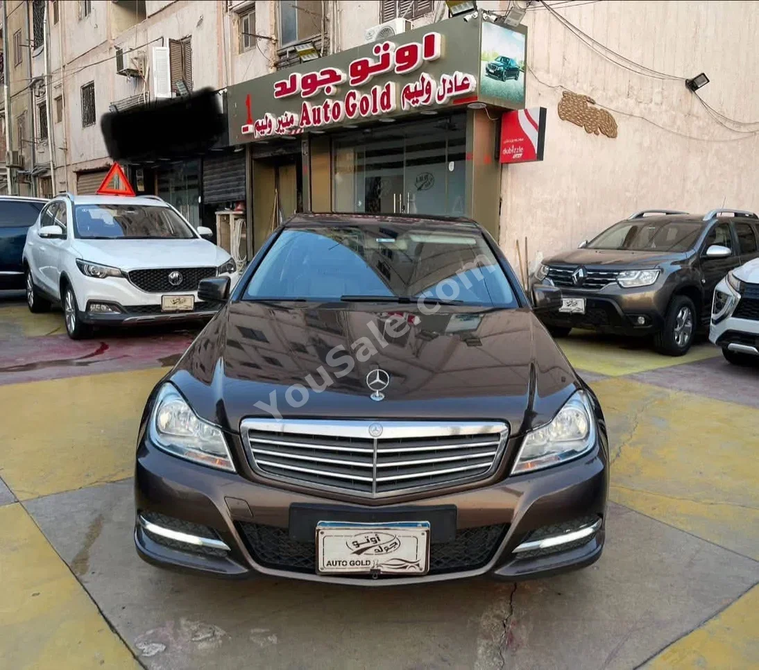 مرسيدس - بنز  سي - كلاس  180  2013  اوتوماتيك  115,000 كم  بني  بنزين