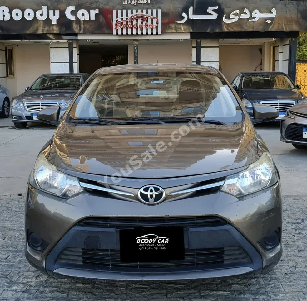 تويوتا  ياريس  2015  اوتوماتيك  تويوتا سلندر  150,000 كم  تويوتا  رمادي  بنزين