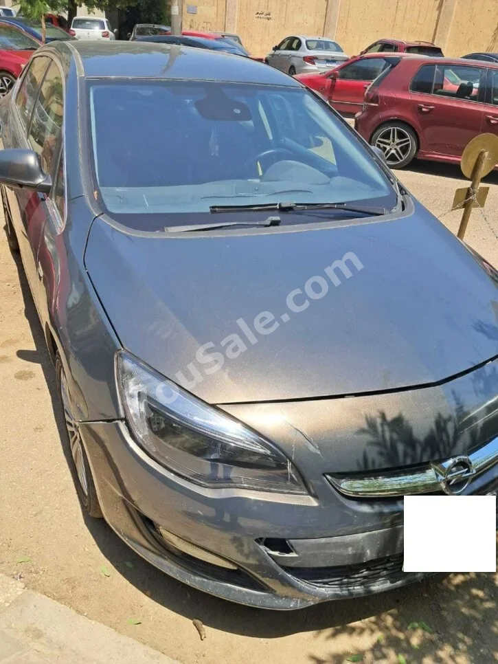 اوبل  استرا  2015  اوتوماتيك  261,000 كم  رمادي  بنزين