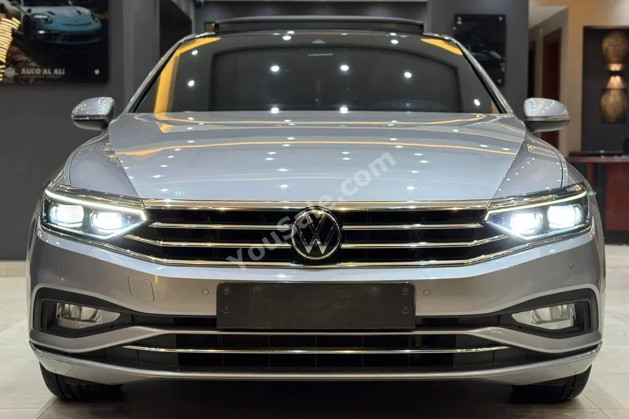 Volkswagen Passat 2023 Automatic Volkswagen Cylinder 80,000 Km Volkswagen Silver Gasoline