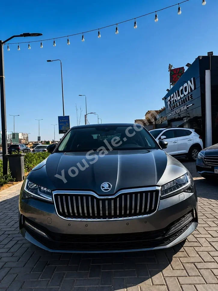 سكودا سوبيرب 2021 اوتوماتيك سكودا سلندر 93,000 كم سكودا رمادي بنزين