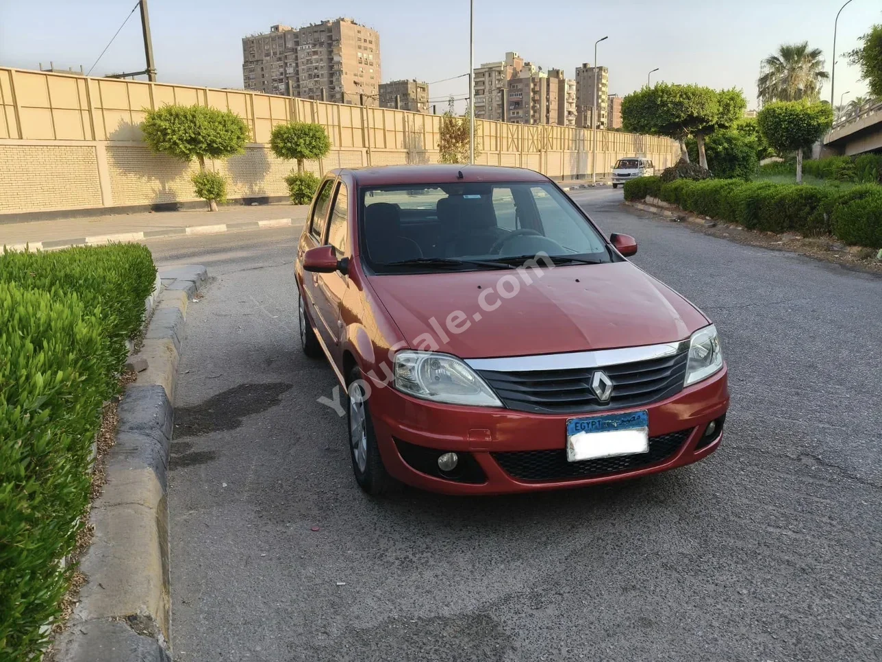 رينو لوجان 2013 سيدان اوتوماتيك 4 سلندر 200,000 كم دفع أمامي أحمر بنزين