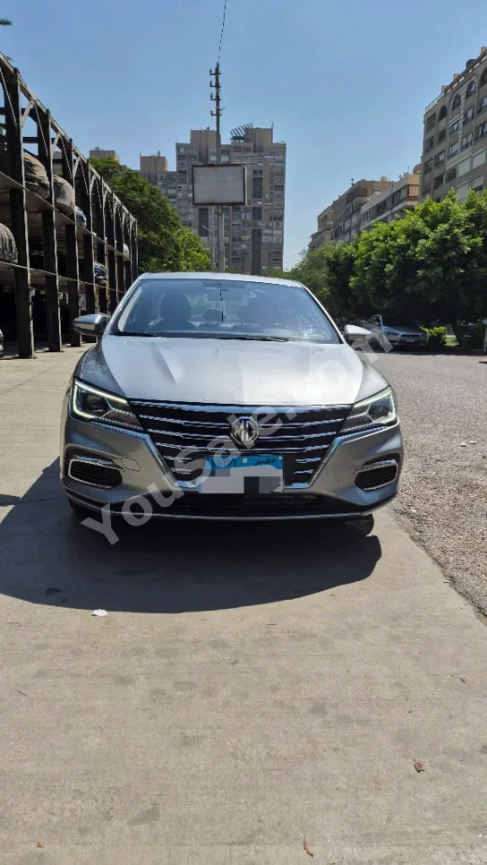 MG MG5 2025 Sedan Automatic 4 Cylinder 35,000 Km Silver Gasoline
